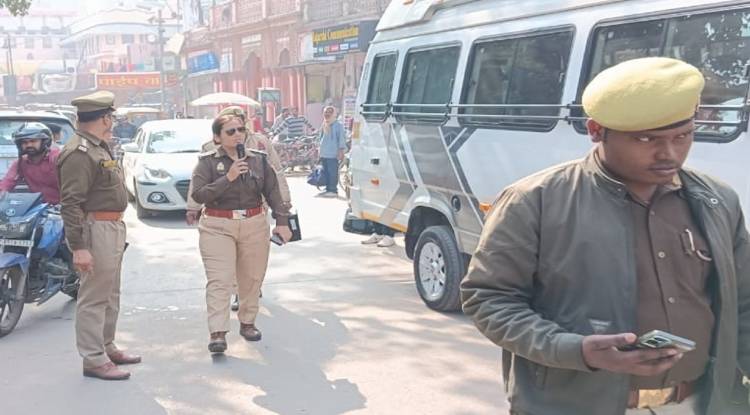 वाराणसी पुलिस ने यातायात व्यवस्था को सुचारू रखने के लिए चलाया अभियान, 74 अतिक्रमणकारियों पर FIR, 18 दुकानदार गिरफ्तार