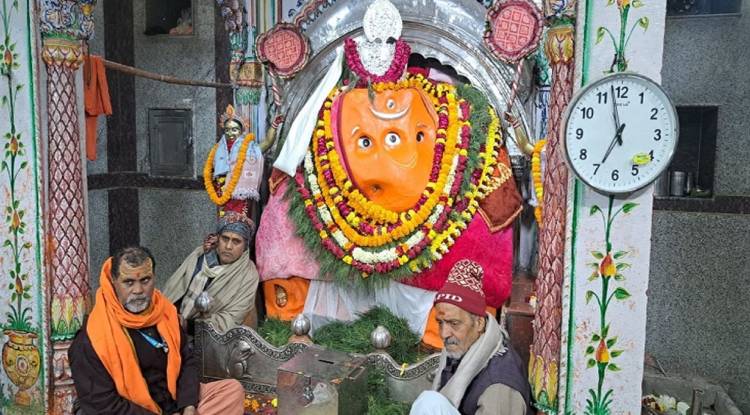 गणेश चतुर्थी पर मंदिरों में  विघ्नहर्ता के दर्शन को लगी भक्तों की कतार, संतान की दीर्घायु के लिए माताओं ने रखा व्रत