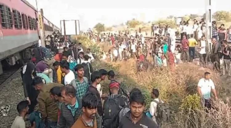 Jalgaon Train Accident: पुष्पक एक्सप्रेस में आग का शोर सुनते ही कूदने लोग, दूसरी पटरी पर आ गई ट्रेन, उड़ गए चीथड़े; 13 लोग मरे