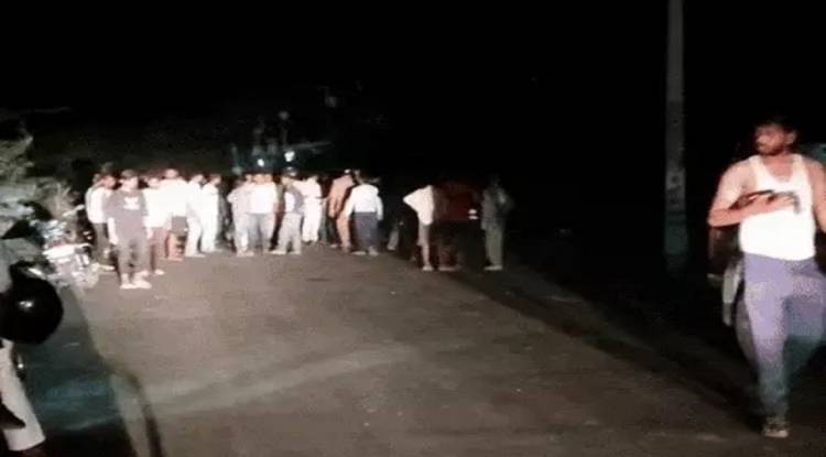 सारनाथ में तेज रफ्तार चार पहिया वाहन के टक्कर से महिला की मौत, ग्रामीणों ने किया हंगामा-चक्काजाम 