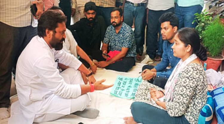 बीएचयू में पीएचडी प्रवेश के लिए अब धरने पर बैठी छात्रा, EWS प्रमाण-पत्र को लेकर विश्वविद्यालय पर लगाया आरोप, करणी सेना ने किया समर्थन