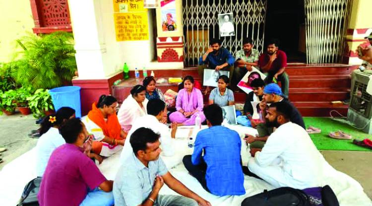 बीएचयू में पीएचडी एडमिशन पर घमासान जारी
