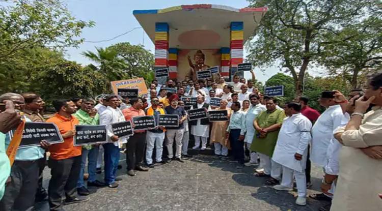  अखिलेश यादव के साथ बाबा साहेब की आधी तस्वीर पर भड़की भाजपा, वाराणसी में अंबेडकर चौराहे पर किया प्रदर्शन, कहा-अंबेडकर का अपमान नहीं सहेंगे ... 