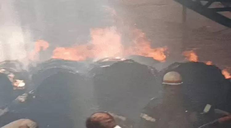 Varanasi:  कोहिनूर प्रिंटर्स  के गोदाम में शार्ट-सर्किट से लगी आग, गैस सिलेंडर फटने से मचा हड़कंप