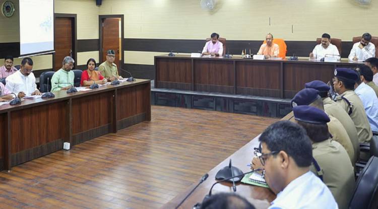 वाराणसी में योगी ने अफसरों को लगाई फटकार, :कहा- काम करने का तरीका ठीक करो; ऑपरेशन सिंदूर के बाद बढ़ाएं सतर्कता