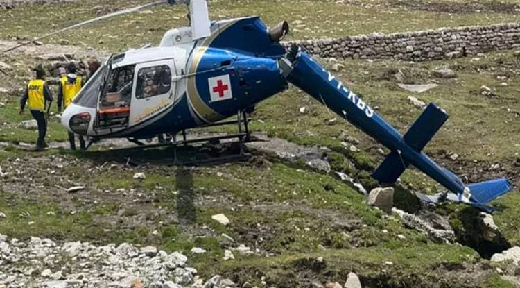 केदारनाथ में एयर एंबुलेंस हेलिकॉप्टर क्रैश,लैंडिंग से ठीक पहले दो हिस्‍सों में बंटा हेलीकॉप्‍टर, सभी यात्री सुरक्षित