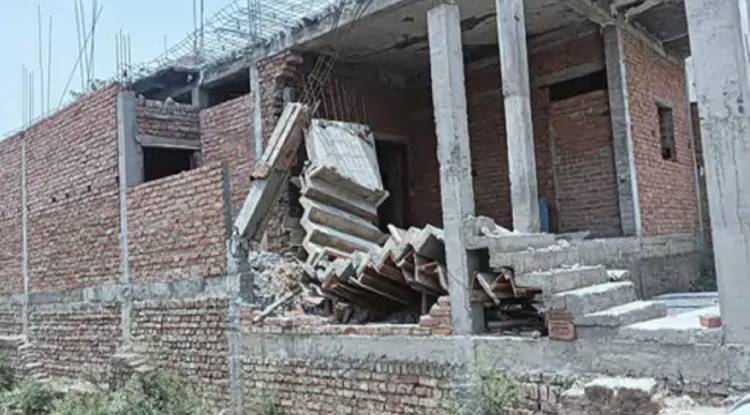 वाराणसी में निर्माणाधीन इमारत की छत गिरी, एक मजदूर की मौत, दूसरा घायल 