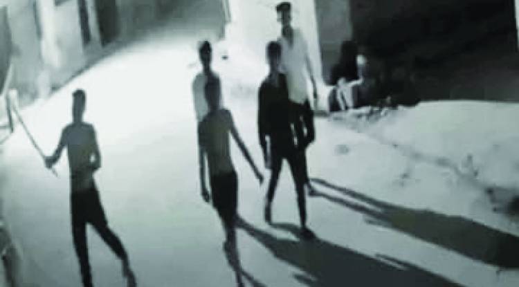 अराजकतत्वों ने आधी रात को डंडे से 40 सीसीटीवी तोड़ डाले
