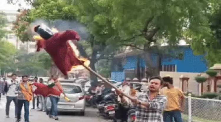 BHU में छात्रों का विरोध प्रदर्शन, MS-डायरेक्टर का फूंका पुतला,मुर्दाबाद के लगाए नारे