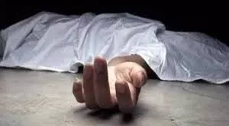 दुर्गंध से कालोनी में मची हलचल, कमरा खुला तो मिला महिला का शव
