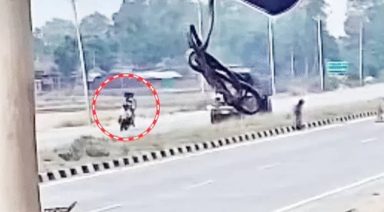 दर्दनाक हादसा: कार से बाइक टकराई...20 फीट तक लड़के उछले: 2 की मौत