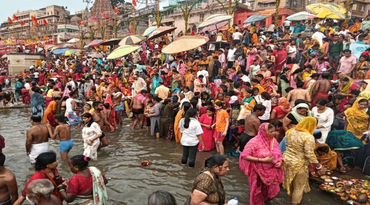 काशी में गंगा दशहरा पर उमड़ा श्रद्धा का सैलाब, लाखों ने लगाई आस्था की डुबकी