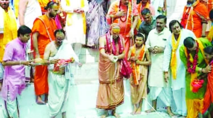 शंकराचार्य अविमुक्तेश्वरानंद ने किया विष्णु चरण पादुका पूजन