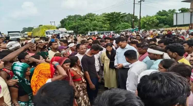 मिर्जामुराद में बीएससी छात्रा की हत्या के बाद बवाल, परिजनों और ग्रामीणों ने वाराणसी-प्रयागराज हाईवे किया चक्का जाम 