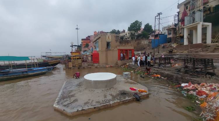 वाराणसी के हरिश्चंद्र घाट पर चढ़ा पानी, बदला शवदाह स्थल, 15 फीट बढ़ा गंगा का जलस्तर