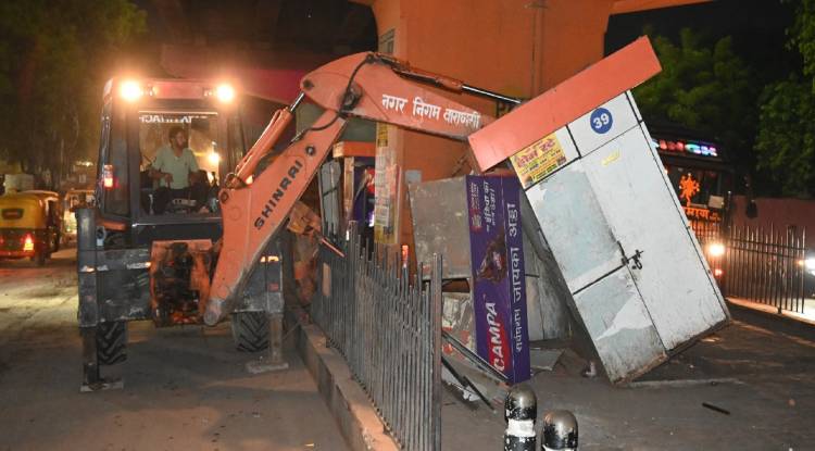 बनारस के नाइट मार्केट पर गरजा बुलडोजर, 50 अवैध दुकानें ढहाईं, 150 पर आधी रात तक कार्रवाई जारी