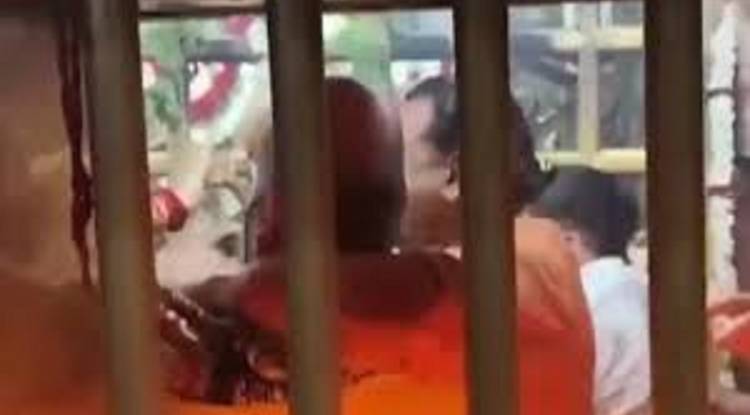 मां विंध्यवासिनी के गर्भगृह में पुजारी से मारपीट, मां के श्रंगार और पूजा में डाली बाधा, तीन पंडों और अज्ञात के खिलाफ मुकदमा दर्ज