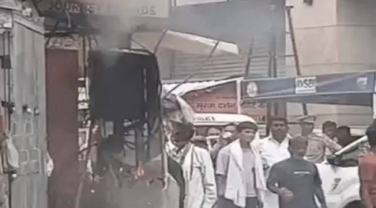  काशी विश्वनाथ मंदिर गेट पर बिजली पैनल में लगी आग, बड़ी दुर्घटना होते-होते टली, 1 घंटे तक कटी रही बिजली