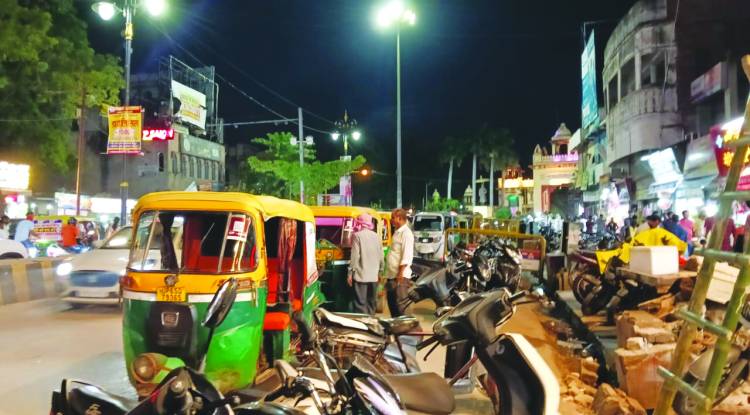 पुलिस ही है रखवाला ! लंका में अवैध स्टैंड का बोलबाला 