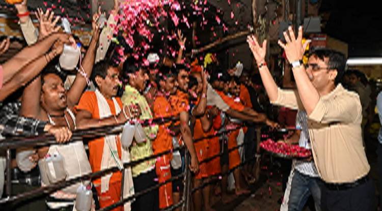 Sawan 2025: सावन के पहले सोमवार पर काशी विश्वनाथ धाम में उमड़ा आस्था का हुजूम, श्रद्धालुओं पर हुई पुष्पों की बारिश