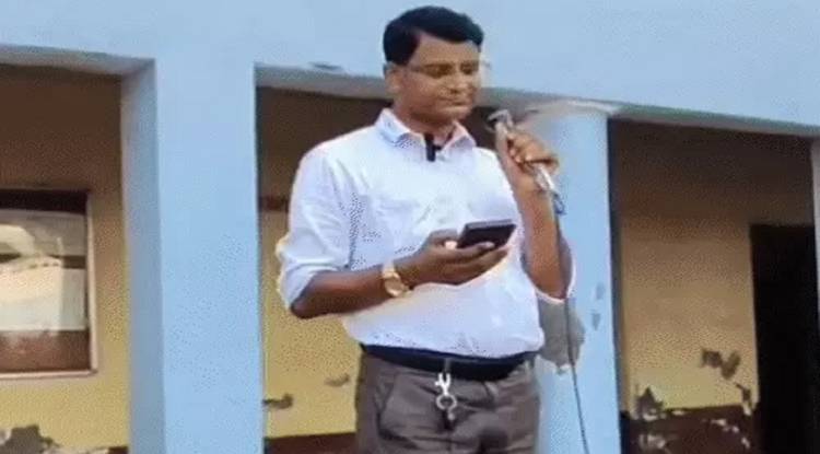 'कांवड़ लेने मत जाना...' गाने वाले शिक्षक पर FIR,  अखिलेश यादव का भाजपा पर तंज- क्या यही अमृतकाल