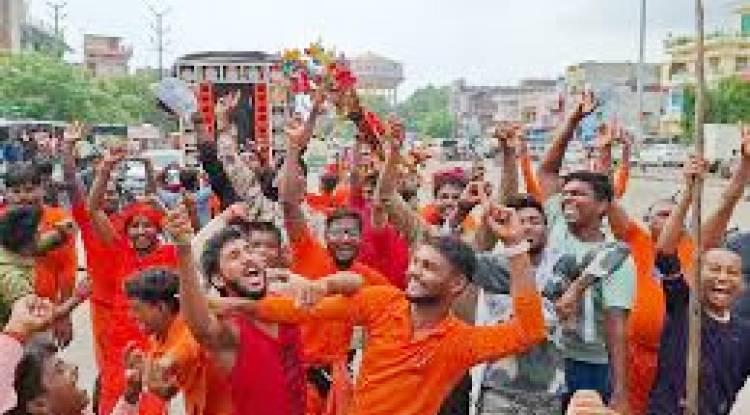 Kanwar Yatra 2025: सावन में शुरू हुई कांवड़ यात्रा, मुगलसराय से बैजनाथ धाम के लिए निकले श्रद्धालु