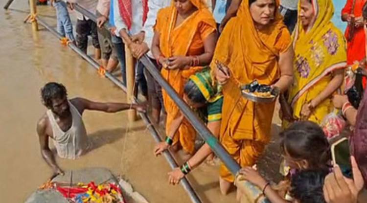गाजीपुर में गंगा में मिला तैरता हुआ पत्थर, ग्रामीणों ने बताया चमत्कारी; महिला से लेकर पुरूष तक ने की पूजा