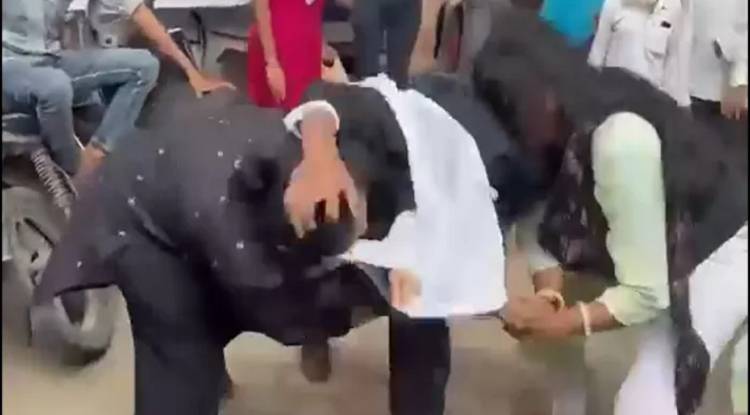 मथुरा में महिला अधिवक्ताओं में जमकर हुई मारपीट, वीडियो वायरल 