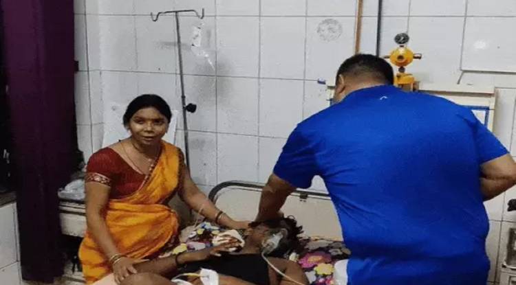 वाराणसी में पुलिस की बर्बरता! मामूली विवाद के बाद घर से खींच लाए, फिर बरसाई लाठियां; बेहोशी-सांस टूटने पर कराया भर्ती