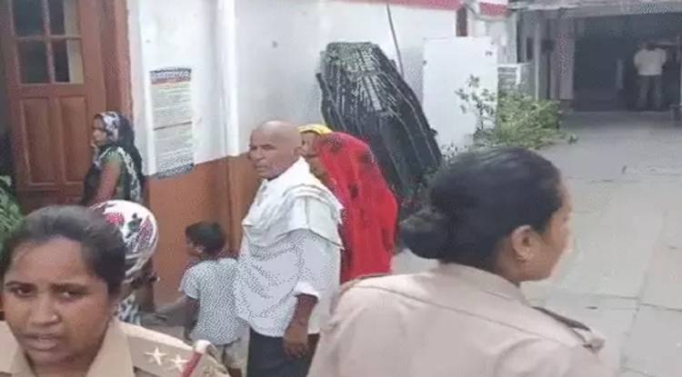 लखनऊ में विधानसभा के सामने बाराबंकी से आई महिलाओं ने किया आत्मदाह का प्रयास, पुलिस की मुस्तैदी से बची जान