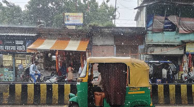 काशी में झमाझम बारिश से गर्मी से राहत,मौसम हुआ खुशनुमा