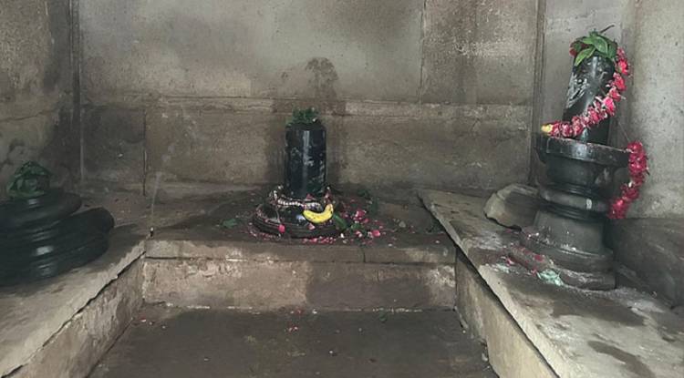 वाराणसी के सिद्धेश्वर महादेव मंदिर में  सात महीने बाद हुआ बाबा का जलाभिषेक, विश्व हिन्दू परिषद ने की पूजा-अर्चना, सावन के सोमवार से रोजाना होंगे दर्शन