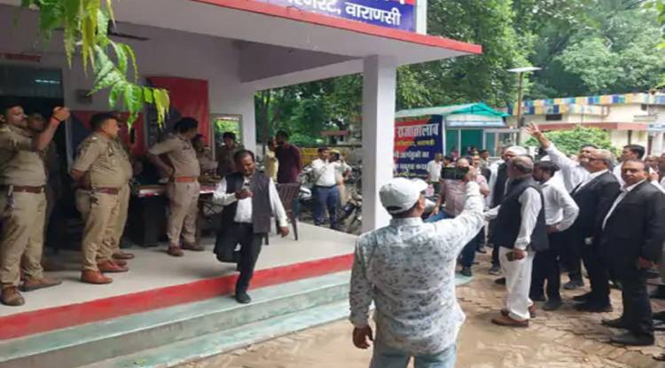 राजातालाब थाने में अधिवक्ता से अभद्रता पर फूटा गुस्सा, वकीलों ने एसीपी ऑफिस के बाहर किया प्रदर्शन; दोषी सिपाही पर कार्रवाई की मांग