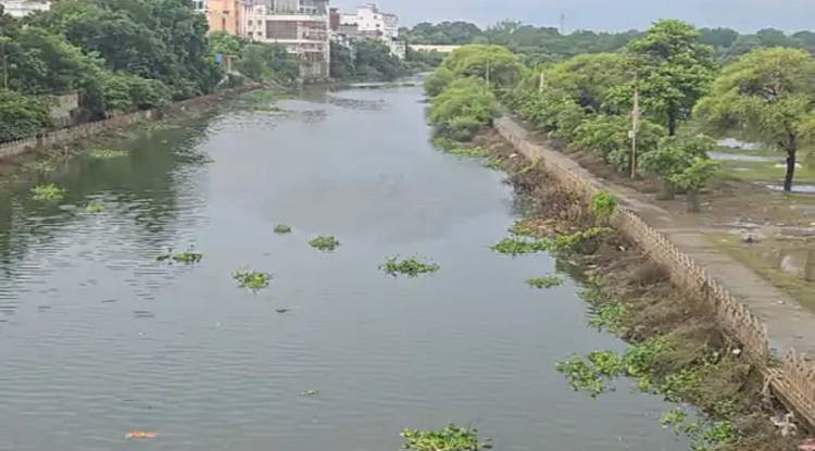 वाराणसी में गंगा और वरुणा का जलस्तर घटा, वरुणा कॉरिडोर की हालत बदतर; अब बढ़ेगा क्रामक रोगों का खतरा बढ़ा