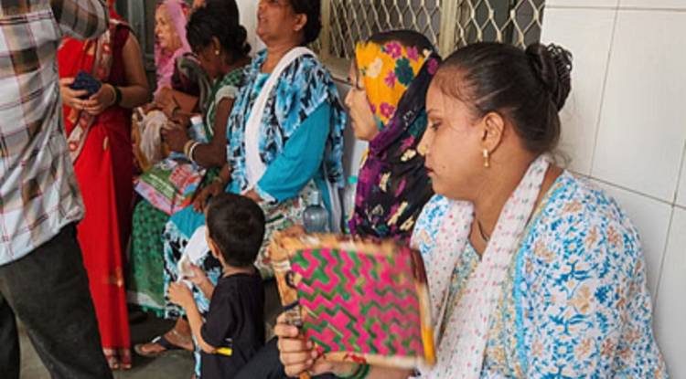 बलिया जिला अस्पताल में बिजली गुल, इमरजेंसी में टॉर्च की रोशनी में चला इलाज; मरीज बेहाल, तीमारदारों ने माथा पकड़ा