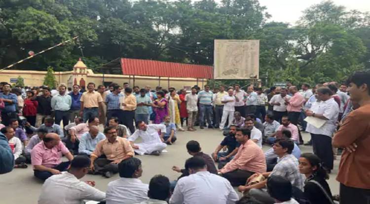 बीएचयू में तेलुगु विभागाध्यक्ष पर जानलेवा हमला: दोनों हाथ तोड़े, CCTV खराब, प्रोफेसर समुदाय आक्रोशित