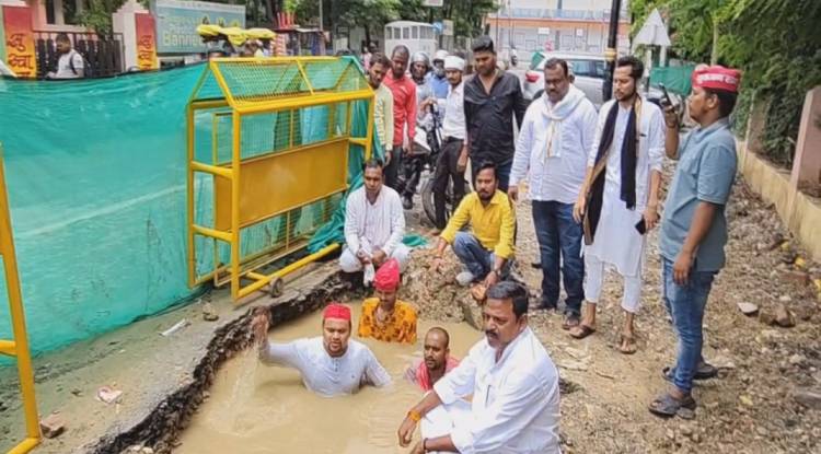 सपा कार्यकर्ताओं का कीचड़ में उतरकर विरोध प्रदर्शन: वाराणसी की टूटी सड़कों पर उठे सवाल
