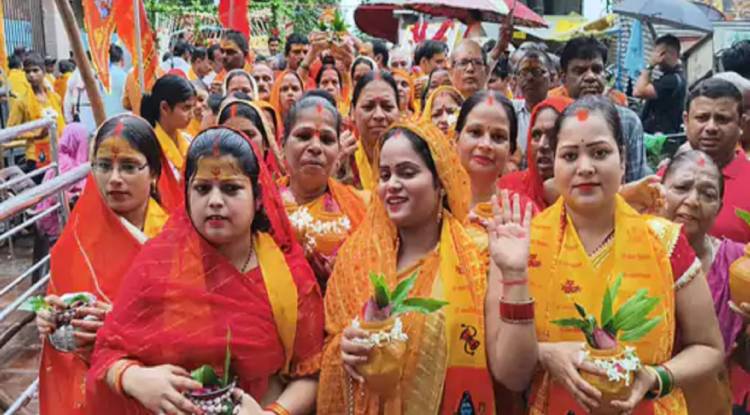 वाराणसी में गंगाजल से बाबा का अभिषेक, 501 कलशों के साथ निकली महिलाएं, विश्व कल्याण की कामना की