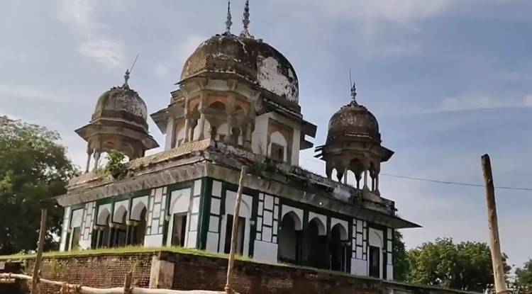फतेहपुर में मकबरा विवाद: भगवा झंडा फहराने, तोड़फोड़ और पथराव के बाद तनाव; प्रशासन ने हालात संभाले