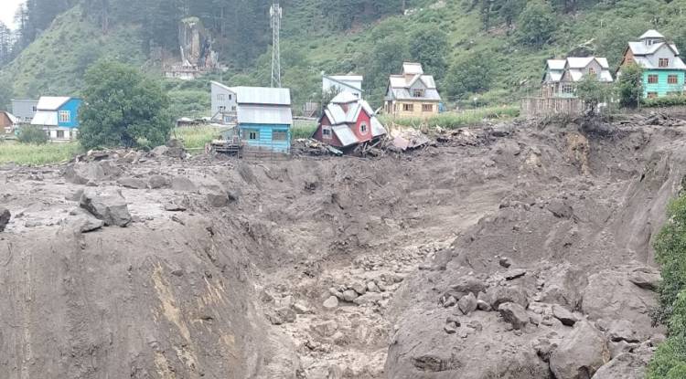 किश्तवाड़ के चिशोती गांव में बादल फटने से तबाही, 12 शव बरामद, कई लापता