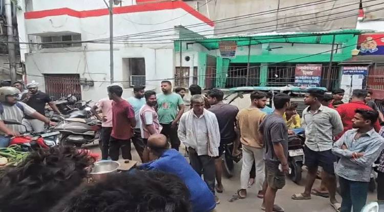 वाराणसी में युवक की हत्या: रॉड-लाठी और धारदार हथियार से किया था घायल, दोस्त को बचाने में गई जान, परिजनों ने कार्रवाई की उठाई मांग