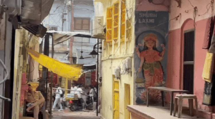  वाराणसी: दशाश्वमेध क्षेत्र में जर्जर मकान से ईंट गिरने पर हड़कंप, मीरघाट मार्ग एहतियातन बंद