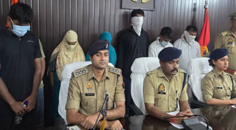 वाराणसी: विदेशों में नौकरी दिलाने के नाम पर ठगी करने वाला कॉल सेंटर सीज, दो युवतियों समेत 7 गिरफ्तार