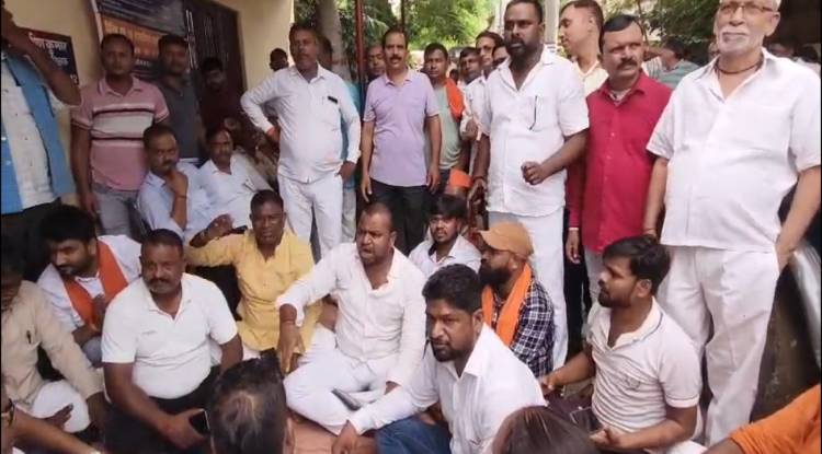 वाराणसी: BJP पदाधिकारी से थाने में दुर्व्यवहार, पुलिस पर लगे गंभीर आरोप, कार्यकर्ताओं ने थाने पर दिया धरना