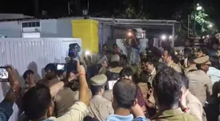 लखनऊ में ‘गुंडा’ कहने पर भड़के एबीवीपी कार्यकर्ता, मंत्री ओपी राजभर के आवास पर काटा बवाल, जमकर चले ईंट-पत्‍थर