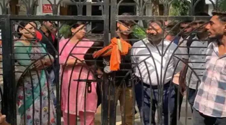 काशी विद्यापीठ में छात्रों का आक्रोश, मूलभूत सुविधाओं के अभाव में फैकल्टी  पर जड़ा ताला