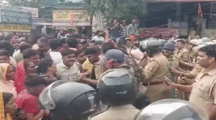 गोरखपुर में नीट छात्र की मौत के बाद बवाल, आगजनी-पथराव में कई पुलिसकर्मी घायल
