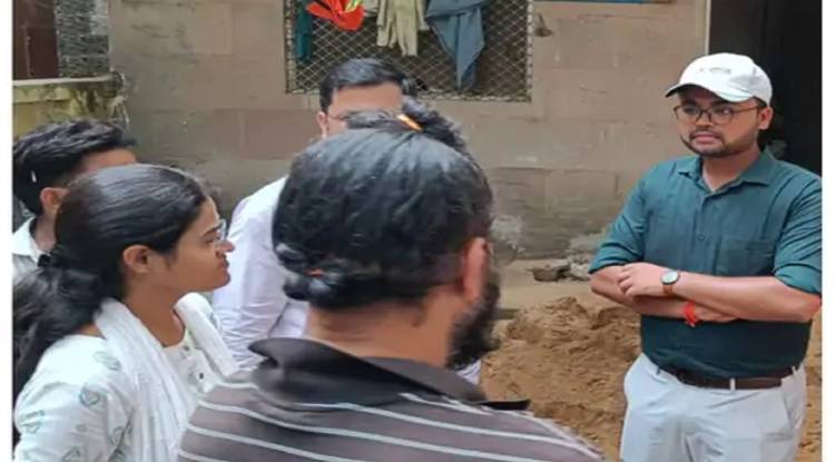 वाराणसी नगर निगम में बड़ी कार्रवाई: दो सेनेटरी सुपरवाइजर निलंबित
