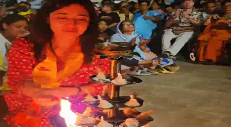 "काशी मेरा दूसरा घर है", मिर्जापुर वेब सीरीज की अभिनेत्री श्वेता त्रिपाठी पहुंचीं वाराणसी, अस्सी घाट पर की गंगा आरती 