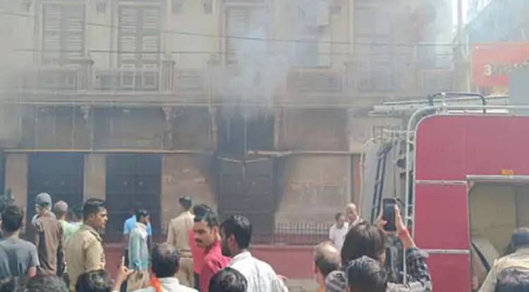वाराणसी में फैब इंडिया शोरूम में भीषण आग, लाखों का सामान जलकर राख